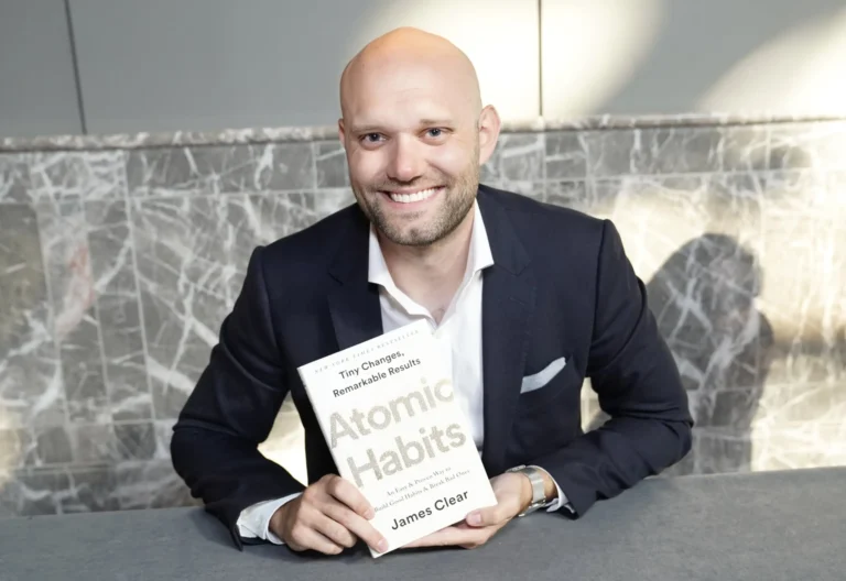 Settembre 2025 - Rubrica mensile "Ispirazione in vetrina" Nella foto James Clear autore del libro Atomic Habits